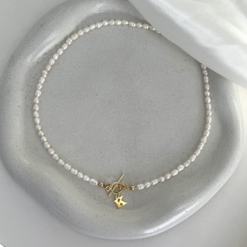 Naszyjnik z perłą naturalną i literką K srebro pozłacane 