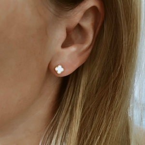 Minimalistyczne kolczyki z białą koniczynką marokańską srebro pozłacane