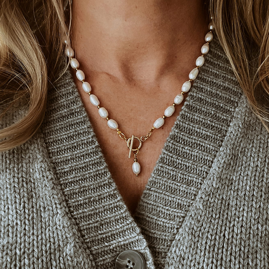  Naszyjnik z perłą naturalną i złotymi koralikami 