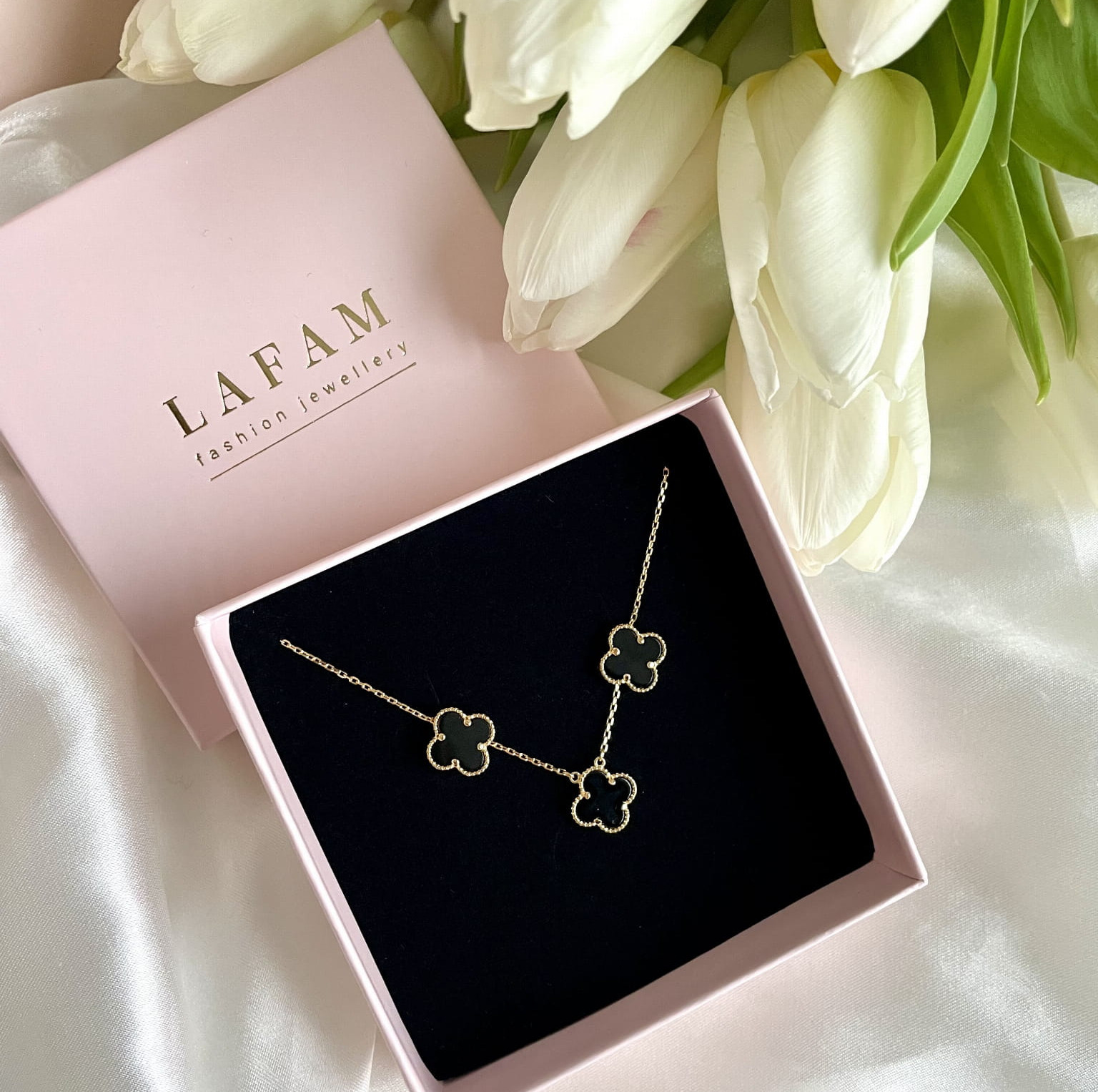 Jaka biżuteria na prezent dla kobiety? Sprawdzone pomysły na elegancki upominek